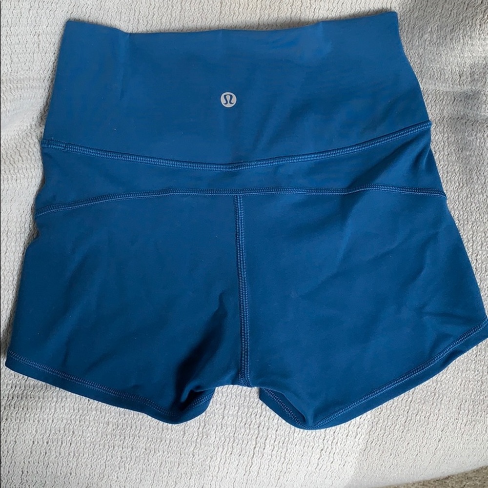 Lululemon in movement size 4 blue shorts 2.5”